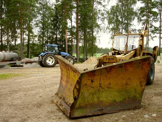 Aura
Vanha aura (vielä vanhemmassa?) Ford-kaivinkoneessa.. Taustalla NH, lana ja maitoauton säiliöstä valmistettu p*skakärry.
Avainsanat: Ford kaivinkone lumiaura