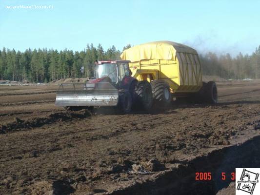 Valtra T160 Keruuvaunun edessä (55 Kuutioo...Aika kevyesti liikkuu noilla pyörillä)
Tällä nevalla kevyemmät  hommat valtralle (kuvassa)... Jyrsin-Karheet 180-90 Fiatille: Voima on se mikä jyllää HEH (Eri kuvassa)
