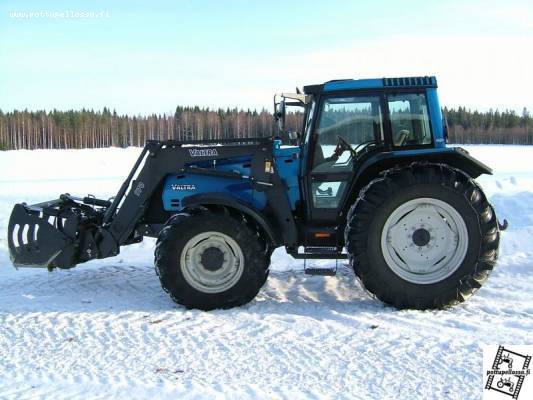 valtra 8450
rehun ajossa 
Avainsanat: valtra 8450