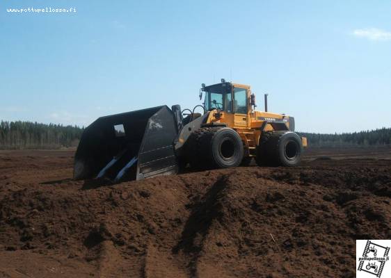 Volvo L120C
Vievät turvetta , saadaan lisää aumapaikkoja 
Avainsanat: volvo