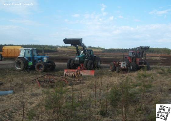 Suon nelikko Ford , Case , Valtra ja Valmet
Puhdistus menossa ...
Avainsanat: ford