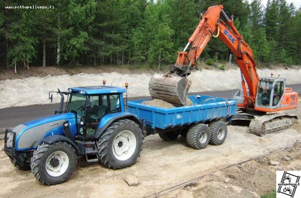 Kuormantekoa
Lastaajana Fiat Kobelco E305, alla T120 ja hyväkoneen 18T vankkurit.
Avainsanat: Valtra T120 hyväkone fiat kobelco