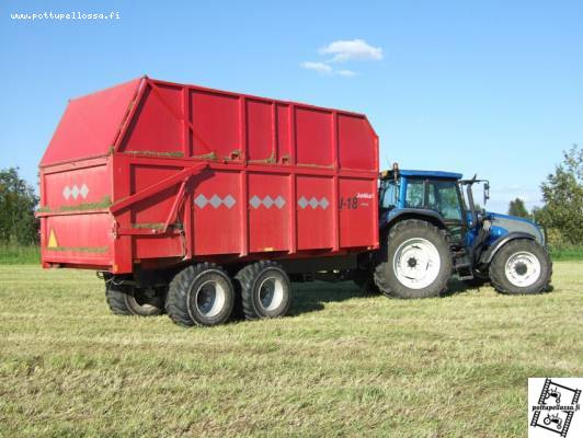 Valtteri ja junkkari
T120 ja junkkari J-18 rehuvarustuksella.
Avainsanat: Junkkari J-18 Valtra T120