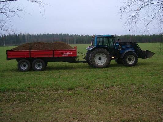 Valtra 8950 ja junkkari J-16 
Soran ajossa 
Avainsanat: valtra junkkari