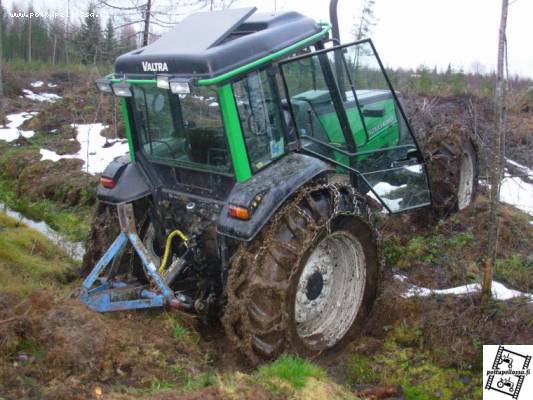 Laikutusta
valtra valmet 900 ja kivikoukku
Avainsanat: 900