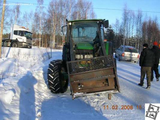 5820 jonnikka vähän rymähti
pamahti vastaantulevan keulaan...
Avainsanat: rymähti jonnikka 5820