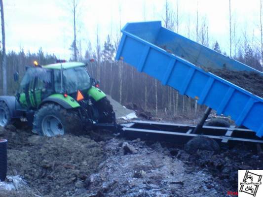 Deutz fahr 120+kire maansiirtokärry
Talon perustuksen täyttömaita ajamassa, oli vähän pehmosta!!
Avainsanat: Deutz fahr