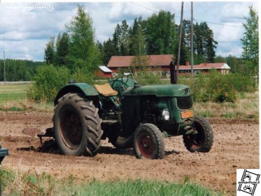 Perunan laitossa
Potattikoneen edessä naapurin Deutz D 50
Avainsanat: Deutz