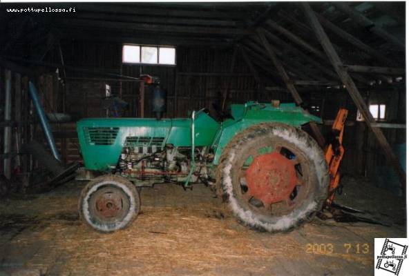 Naapurin paalinkäsittelykone
Deutz D 6006, vuosimalli jotain 60-70-lukujen vaihteesta.
Avainsanat: Deutz