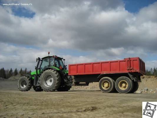 Deutz ja Maansiirtokärri
Kuormaa odotellessa 
Avainsanat: Deutz Maansiirtokärri