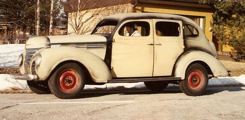 Dodge De Luxe 4d Sedan vm. 1939
Dötsiin löytyi varaosia jopa oman kylän rautakaupasta ... mm. 11 neliötä suoraa peltiä.
Avainsanat: Dodge Plymouth museoajoneuvo