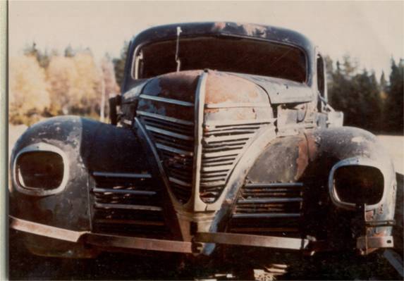 Dodge De Luxe 4d Sedan vm. 1939
Dötsillä vielä tässä vaiheessa hieman kulahtanut yleisilme :)
Avainsanat: Dodge museoajoneuvo