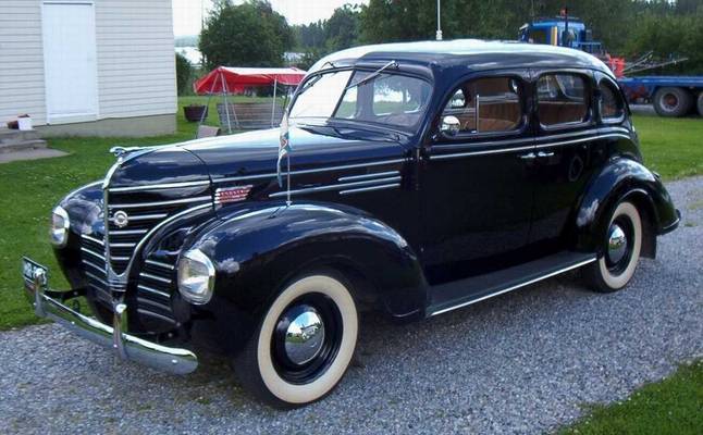 Dodge De Luxe 4d Sedan vm. 1939
Tämä Dodge on valmistettu autotehtaalla USA:ssa Plymouth-merkkiseksi. Tehtaalta ulostulon jälkeen se on rahdattu Kanadan puolelle ja muutettu siellä käsityönä Dodgeksi.

HUOM. kyseessä on ollut uusi auto! Mm. sisustus ja listoitus on muutettu ja Plymouth-merkit on vaihdettu Dodge-merkeiksi. Dodgea ei ole koskaan valmistettu autotehtaalla tällä ulkonäöllä (mm. erilaiset puskurit, valot, listoitukset) ja akselivälillä.

Näitä on tuotu vain muutama kappale Suomeen uutena. Auton alkuvaiheista ei ole tarkkaa tietoa. Kainuuseen auto on päätynyt 1950-luvulla.
Avainsanat: Dodge Plymouth museoajoneuvo