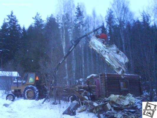 Valmet 502 + hakki 2551
Vanhan saunan purkua polttopuiksi
