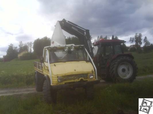 Case 5130 & Unimog 416
Apulannan kuskausta, pari suursäkkiä menee mukavammin mogin lavalla kuin lähteä traktorilla jyräämään...
Auto on vm -70 MB Unimog U90 416, sekalaisena huvittelupelinä, varusteina hydr. kippi ja perälauta sekä schmidt alueaura joka ehkä menee Casen eteen ensi talveksi.
Avainsanat: case 5130 unimog