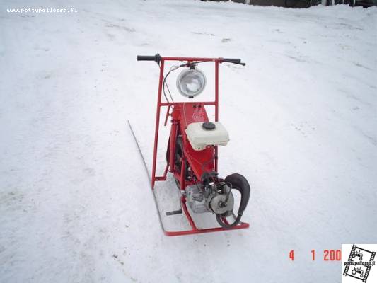 Esla 65
Puch 2-vaihteinen 65cc kone, viilattu bing säätösuuttimella, pv takavanne jossa pulttirengas, pala tigerin runkoa ja tigerin takahaarukasta modifioitu haarukka ja valona perinteinen hella rallye 1000. Huiput 50km/h ja pienillä säätötoimenpiteillä voisi ehkä saada menemään 60km/h, nykyään kelkassa on myös jarrut käytössä.
Avainsanat: Esla potkukelkka puch tunturi