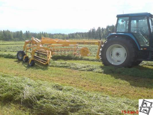 Elho V-Twin 700 ja NH 8160
Mielenkiintoinen vekotin tuo Elhon karhotin. Kahta karhoa sillä yhdistettiin, kun ei JF 900 oikein isompaa niele.
Avainsanat: Elho karhotin