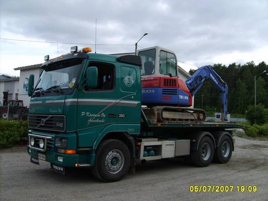 P Kososen Volvo FH12 
P Kosonen Oy:n Volvo FH12 vaihtolava-auto päällään konelava ja lavalla Takeuchi minikaivuri 
Avainsanat: Kosonen Volvo FH12