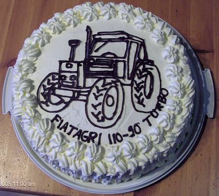 Fiatagrin täytekakku
Annettiin traktorimyyjän alottaa kakku kun teki niin reilua kauppaa kanssamme.
