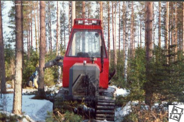 Finntrac
Jaa,että kapea ohjaamo?,eipä 190cm leveyteen kyllä isonpaa sopisikaan...
Avainsanat: finntrac