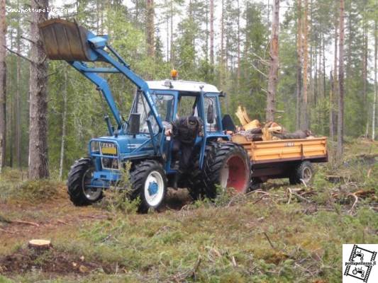 Ford 4600 ja Velsa
Ooops! Mihinkä se porras meni!?!
Avainsanat: Ford 4600 Vilske HK1100 Velsa