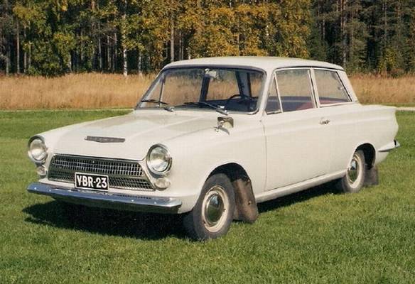 Ford Cortina vm. 1964
Tämä tähtiperä on harvinainen siinä suhteessa, että on entisöimätön! Pientä fiksausta tämä luonnollisesti vaati, mutta yleensä tekemääni "atomeiksi purkua" ja täysentisöintiä ei tarvinnut tehdä. Cortina on hitsaamaton ja maalipinta on alkuperäinen! Ajettu vain 46 000 km.
Avainsanat: Ford Cortina museoajoneuvo