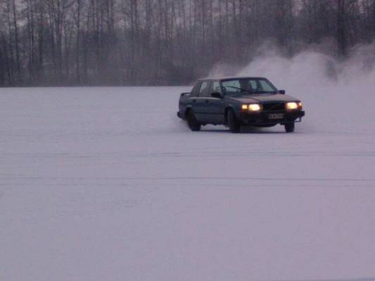 volvo 740...entinen
Jokos pojat on käyny jäällä ajelemassa tänä talvena??? ;)
Avainsanat: volvo