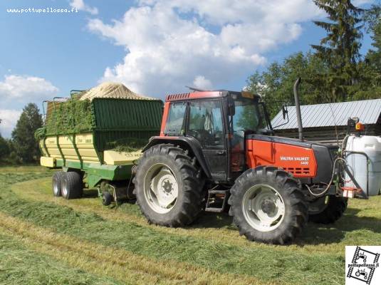 Valtra Valmet 6400 ja Krone 6/40 noukinvaunu
Rehuntekoa 2006
