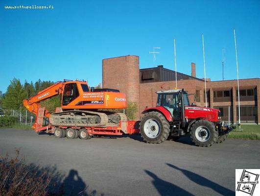 MF 6495 ja Daewoo 225 LCV
