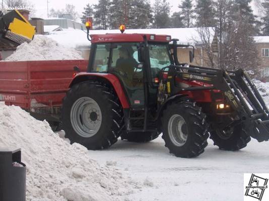 Case IH X-Line
Pojat lumitöissä
