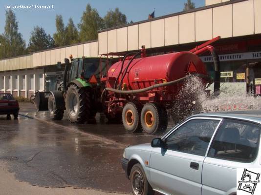 Pihan pesu
Tässä nyt Deutzi, jota kyseltiin aiemmin.
D-F Agrotron 115 ja Tempo
