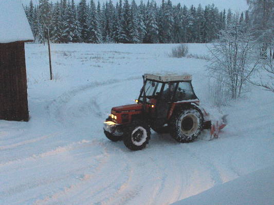Zetor 7745 ja Esko 240 lumilinko 
pikkasen märkää lunta, mutta kun tie on tukossa niin pakko sitä on lingota
Avainsanat: zetor 7745 esko lumilinko