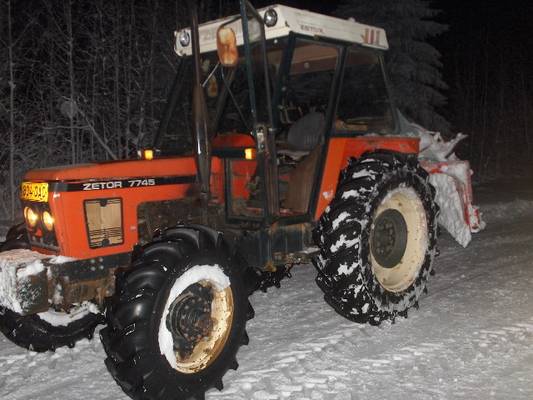 Zetor 7745 ja Esko 240 lumilinko
rupeshan se linkoominen onnistumaan kun pakkasen puolelle meni
Avainsanat: zetor 7745 esko lumilinko