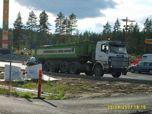 Kuljetusliike H&T Savolaisen Scania 143
Kuljetusliike H&T Savolaisen Scania 143 puoliperävaunuyhdistelmä.
Avainsanat: Savolainen HTS Hirvaskangas ABC Scania 143 Esterin-Kiito