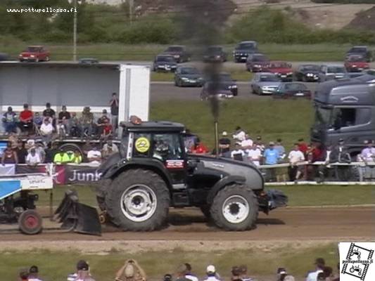 Valtra T170
Haapajärven tractor pulling SM- osakilpailu 2007, vakio 8500kg,  Vallun sijoittui ykköseksi tuloksella FP ja pull offeissa 70,17 m
Avainsanat: vee856 tractor pulling Haapajärvi valtra