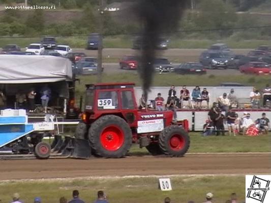 Volvo BM 2654
Haapajärven tractor pulling SM- osakilpailu 2007, vakio 8500kg, Volvon sijoittui luokassaan kolmanneksi tuloksella 95,16 ja 92,76...
Avainsanat: vee856 volvo bm 2564 haapajärvi tractor pulling