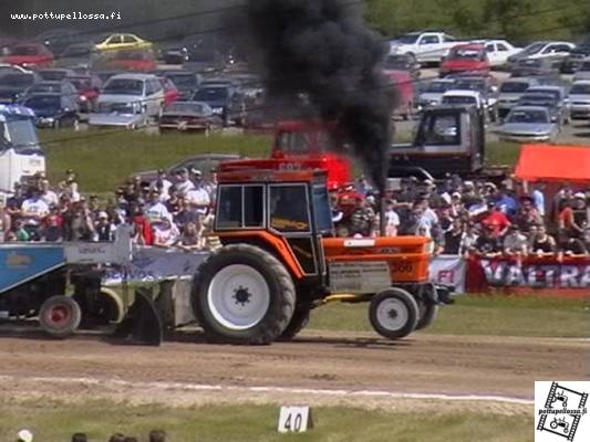 Fiat 1000
Haapajärven tractor pulling SM- osakilpailu 2007, vakio 3500kg, fiatin sijoittui kisassa toiseksi tuloksella FP ja pull offeissa 79,14...
Avainsanat: vee856 tractorpulling haapajärvi fiat 1000