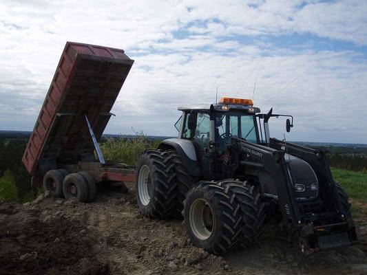 Valtra T170 ja maakärry
maankaatopaikalla joskus kesällä.
Avainsanat: valtra