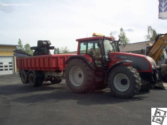 Valtra T170+Kärryt.
Putkikuorma kyydissä.
Avainsanat: Valtra T170