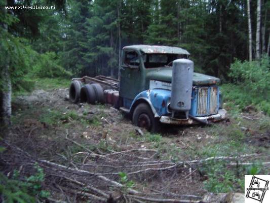 Scania 6x4
Kostaja-Scanialla maastossa. 

Etupää hukkui kaivurin pehmentämään saveen ja seuraus näkyy kuvassa. Telivedosta ei ollut tuossa tilanteessa mitään taikaa. Kaivuri piti hakea.
Avainsanat: Scania Vanhakostaja