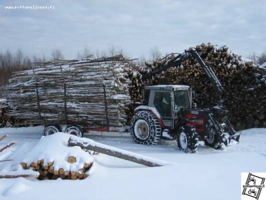 puukourma varasto paikalla, mf 3060E+ kronos 3000H ja trima 1420 sekä weckmannin kärry
läjästäkään ei oikeen taho saaja enää tuota korkeempaa. mutta ei kai sen nyt tarvikkaan ihan välttämättä olla tuon korkiampi ;)
