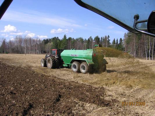 Valmet 8400 & Palmu
Toukojen alottelua
Avainsanat: Valmet Palmu