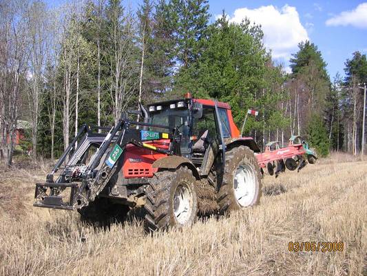 Valtra 6850ht & kverneland
Toukojen alottelua
Avainsanat: Valtra 6850ht Palmu