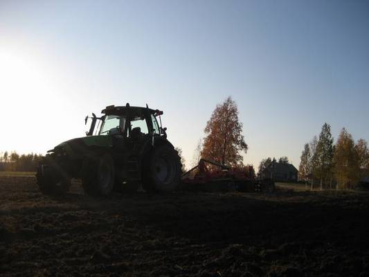 Deutz ja 3,5 metrin Ares XL 
Lautasmuokkausta
Avainsanat: Deutz Ares XL