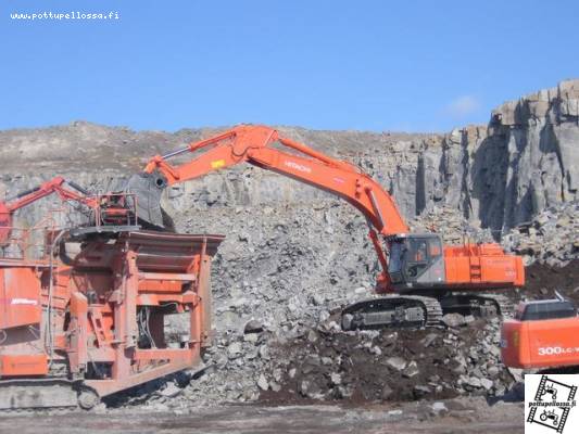 Hitachi Zaxis 650 LCH
Hitassi vasta jotain 20 tuntia mittarissa, keväällä saatiin. 
