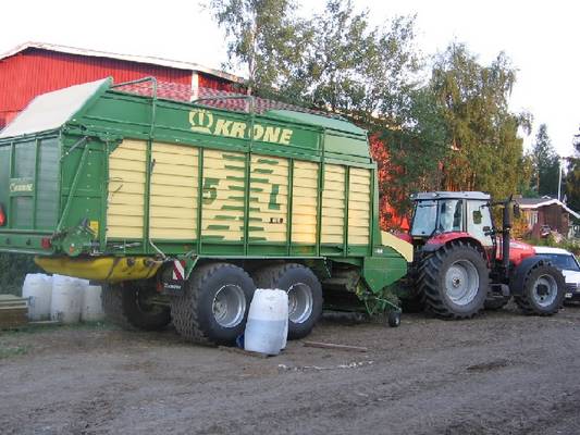 MF 6480 ja Krone 5XL
Kesä 2005, MF 6480 ja Krone 5XL 
Avainsanat: 6480