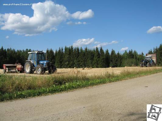 Ford6610 ja Ford7740
Paalattiin ja kerättiin naapurin pehkut
Avainsanat: Ford