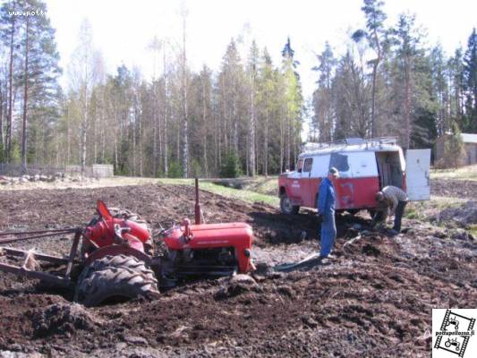 Fergu 35 ja Dodge w300
Fergyy otti ja uppos mutta onneks oli asianmukainen vetokalusto vieressä! Ei painanu rattori mitään : )
Avainsanat: hinaus