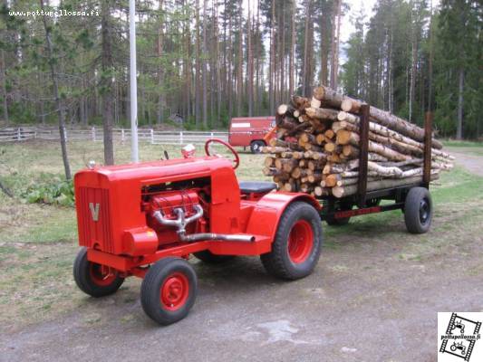 Hotmower ja Garden-Mate 2000
Rankoja kävin hakemassa kippikärryllä.
Avainsanat: leikkuri ranka kärry