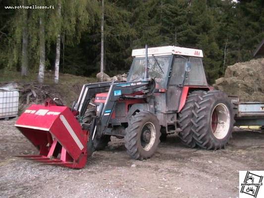 Zetor 6340 + Vila 1405
Kevättöiden keskellä heinän haussa
Avainsanat: Zetor